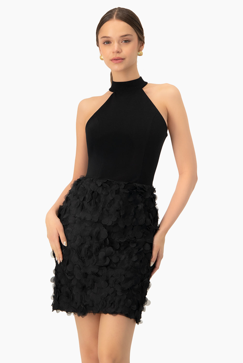 Vestido halter negro con aplicaciones florales