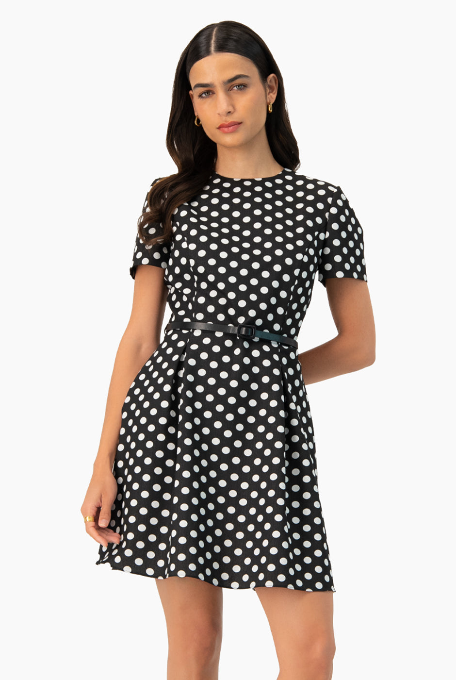 Vestido corto línea A negro con estampado de lunares