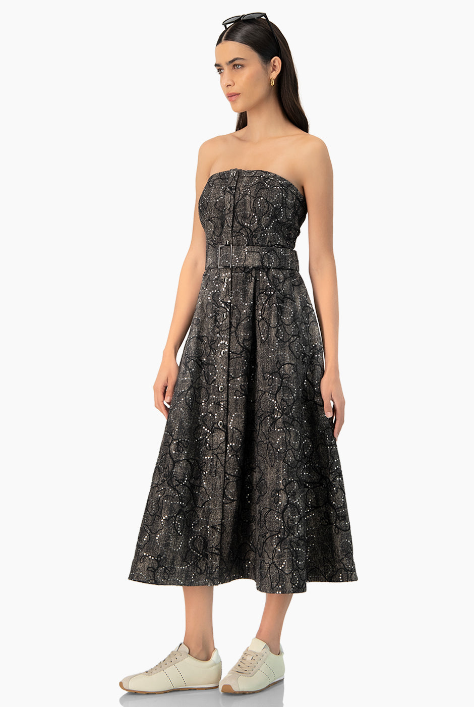 Vestido midi negro strapless con botones frontales y cinturón