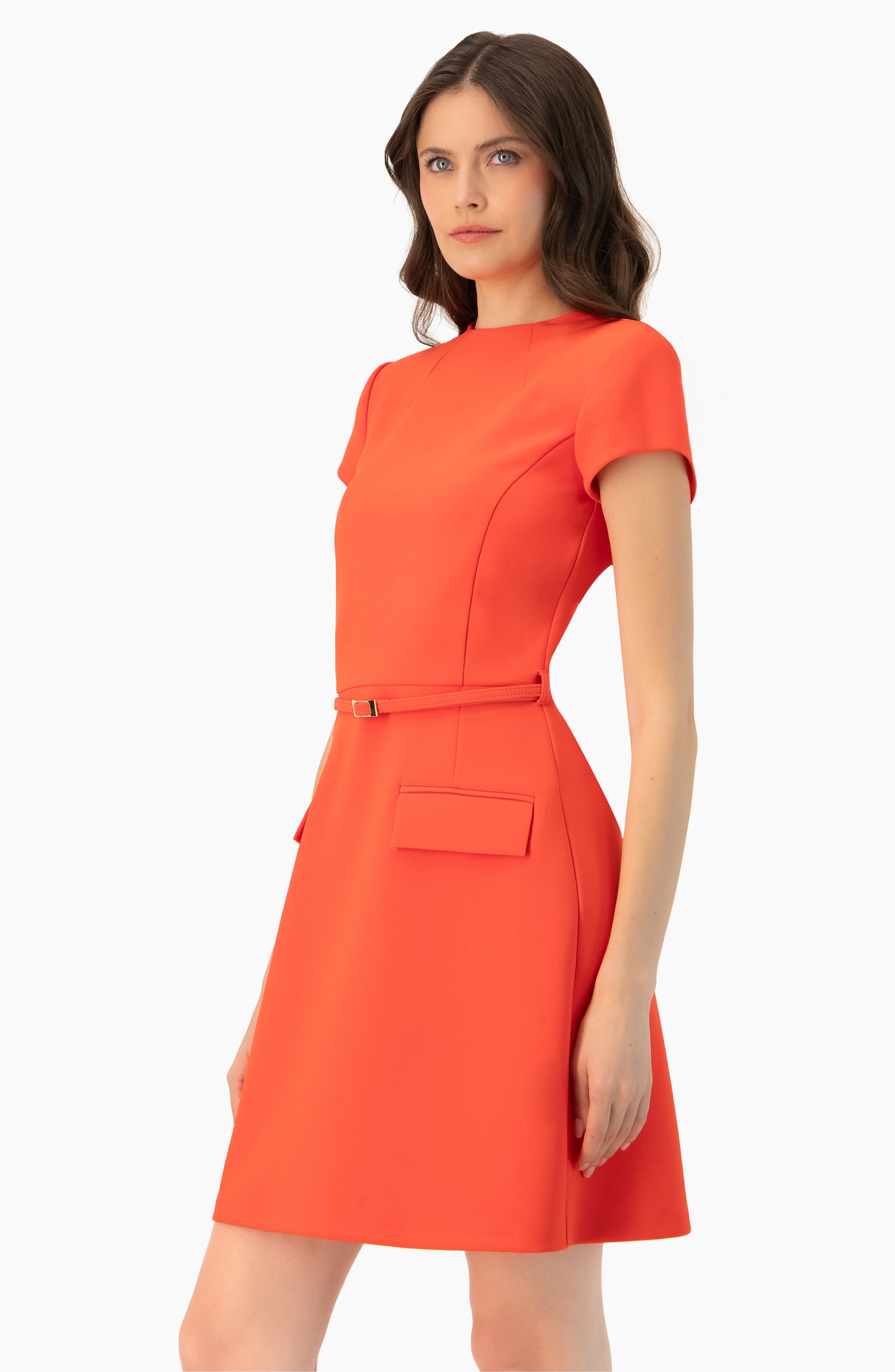 Vestido naranja corto con cuello alto y cinturón