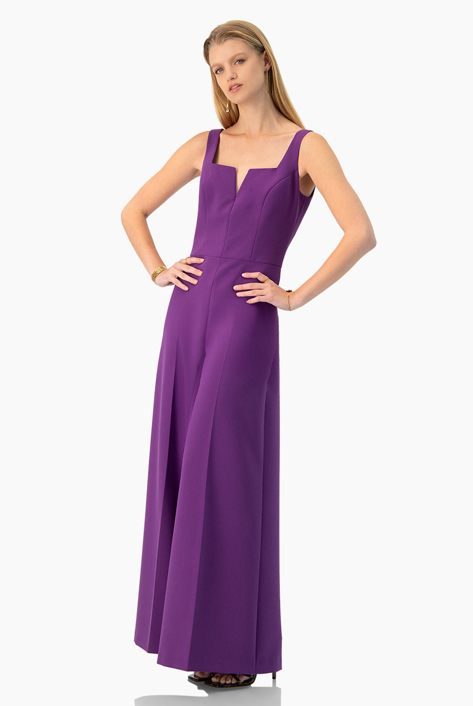 Jumpsuit amplio morado con escote en V y tirantes