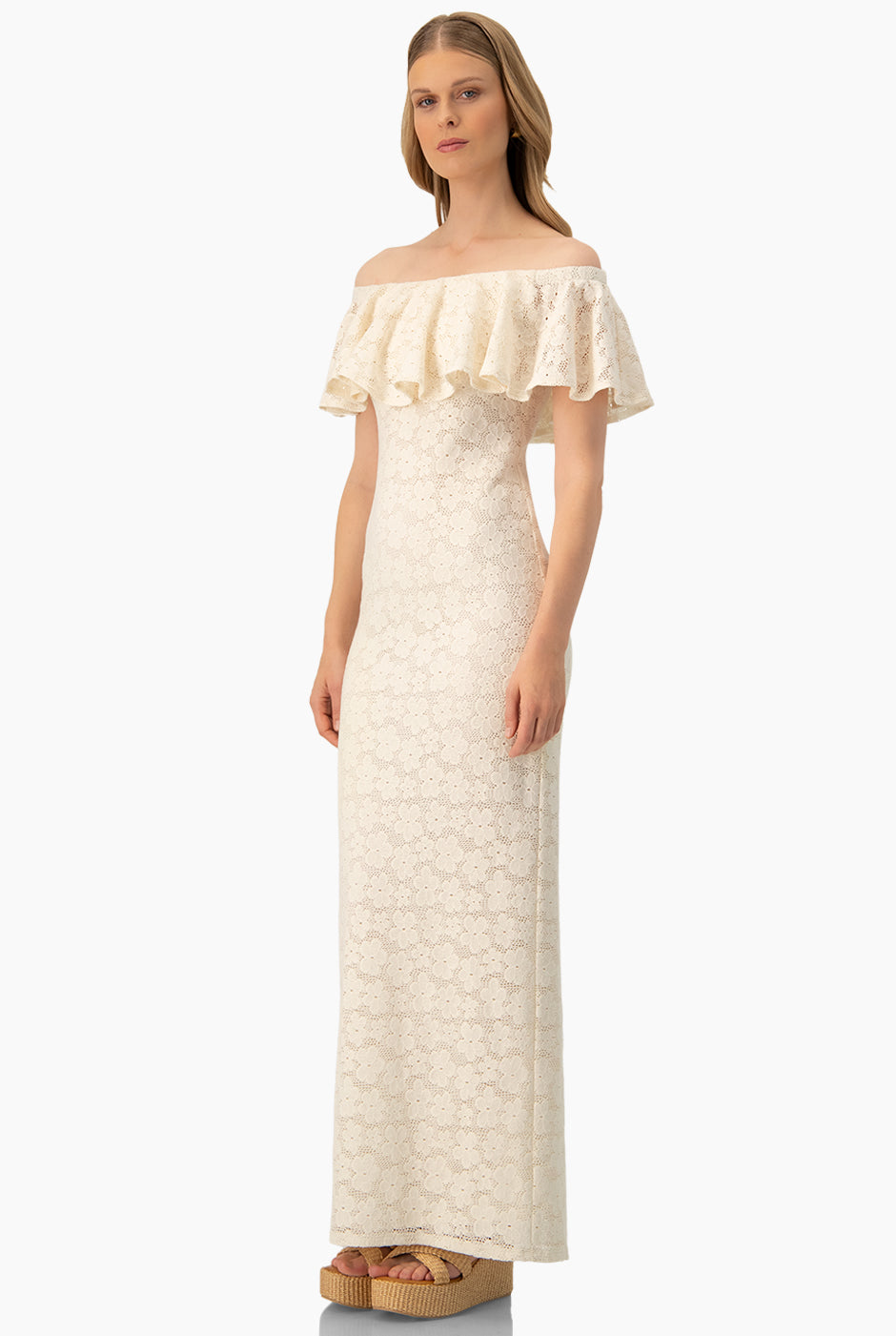 Vestido largo marfil escote bardot con olanes