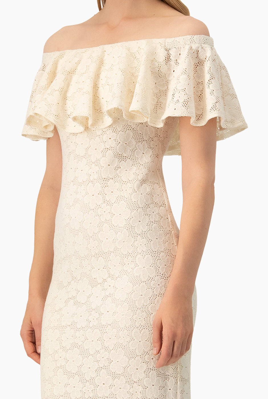Vestido largo marfil escote bardot con olanes