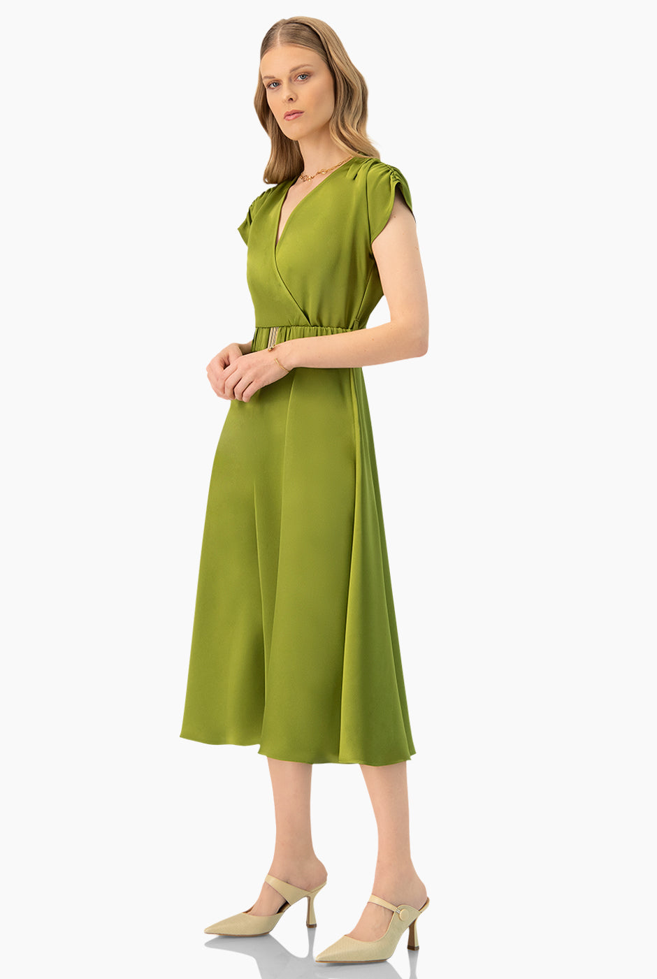 Vestido midi verde con escote en V y cinturón