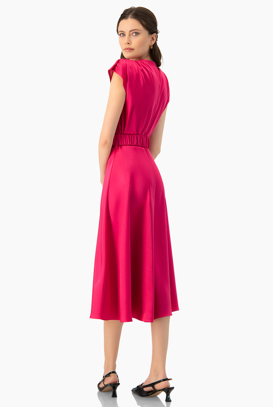 Vestido midi fucsia con escote en V y cinturón