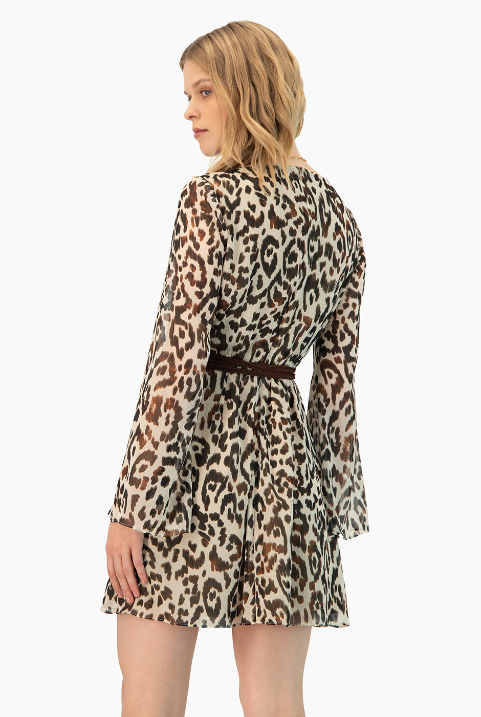 Vestido corto café con estampado animal print y cinta
