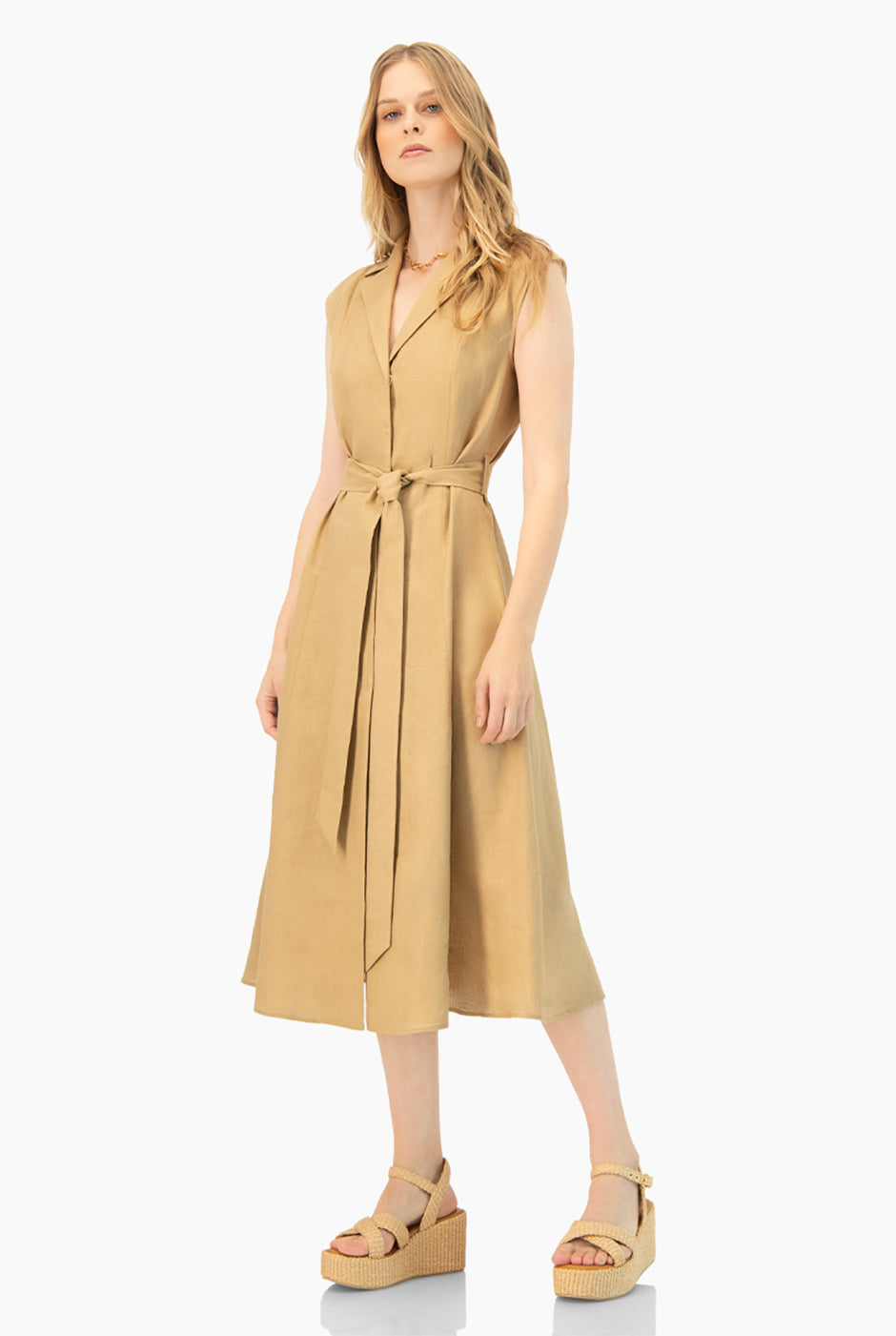 Vestido largo beige con cinta y cuello solapa