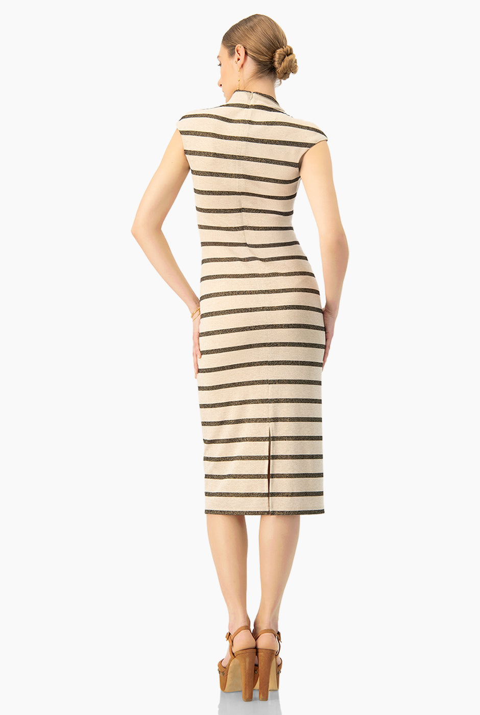 Vestido midi de rayas arena sin mangas y cuello alto
