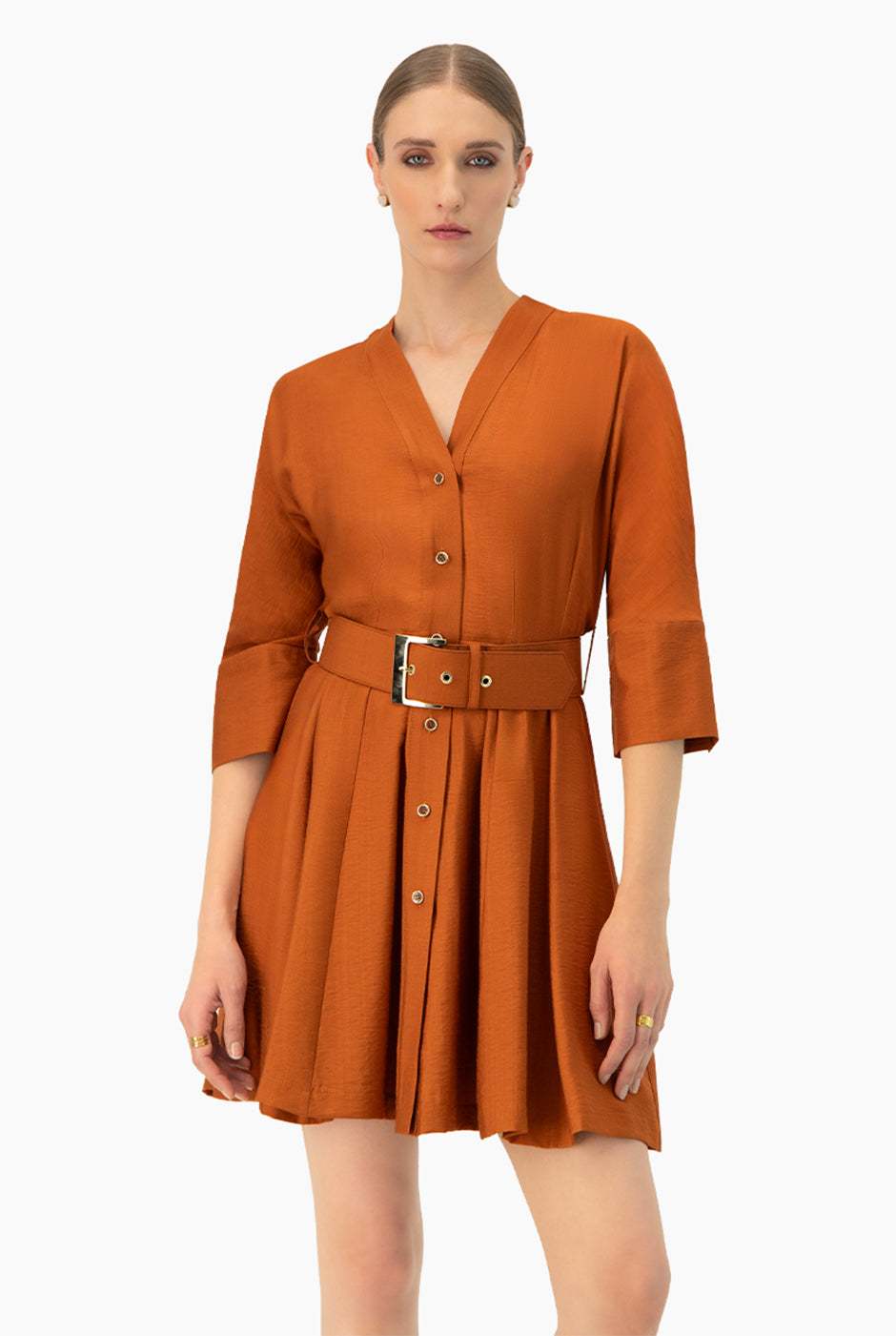 Vestido corto línea A café con cinturón y botones frontales