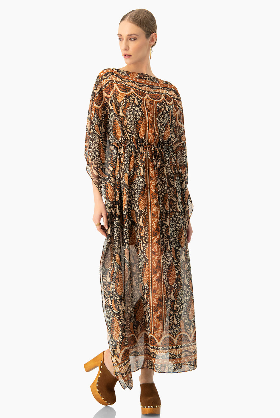 Vestido largo café estampado con mangas tipo murciélago