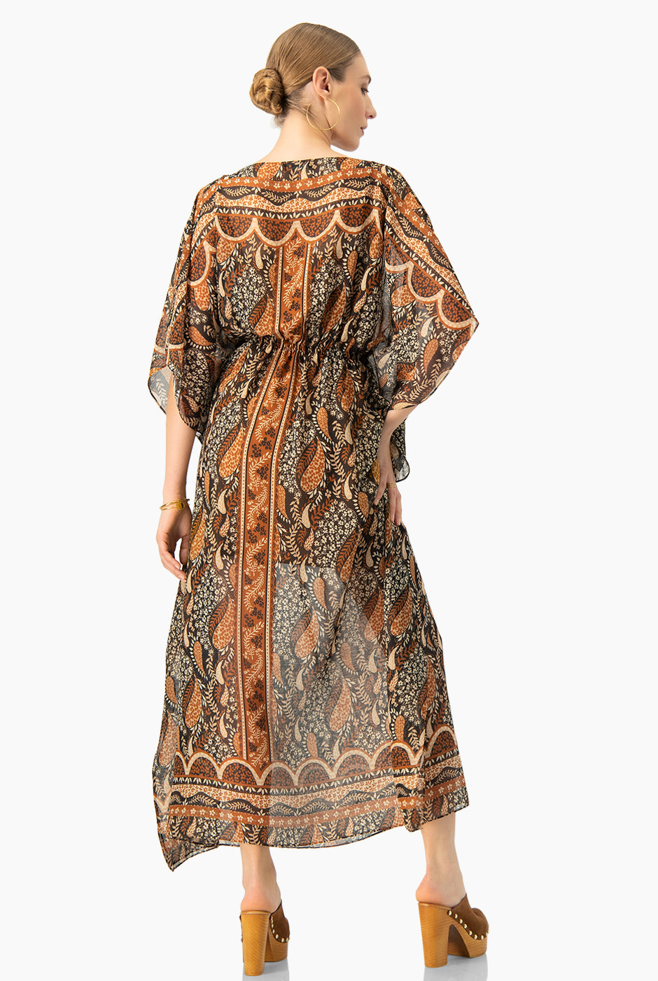 Vestido largo café estampado con mangas tipo murciélago