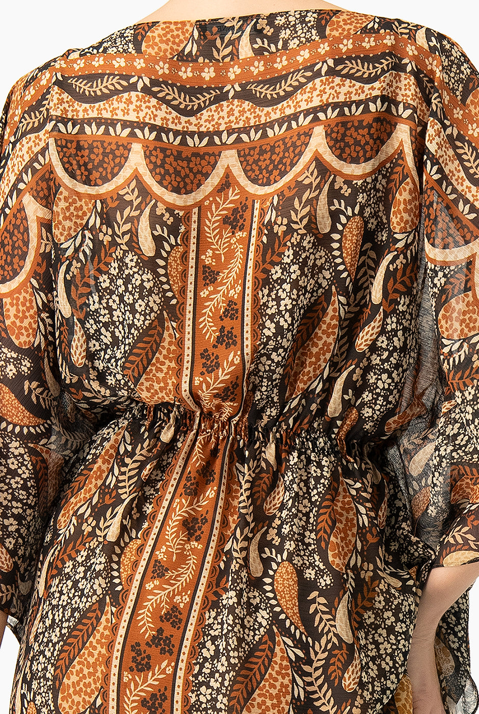 Vestido largo café estampado con mangas tipo murciélago