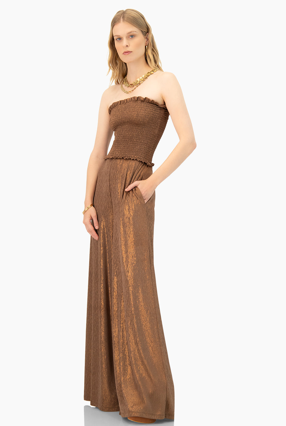 Jumpsuit strapless cobre con detalle smock y pierna amplia