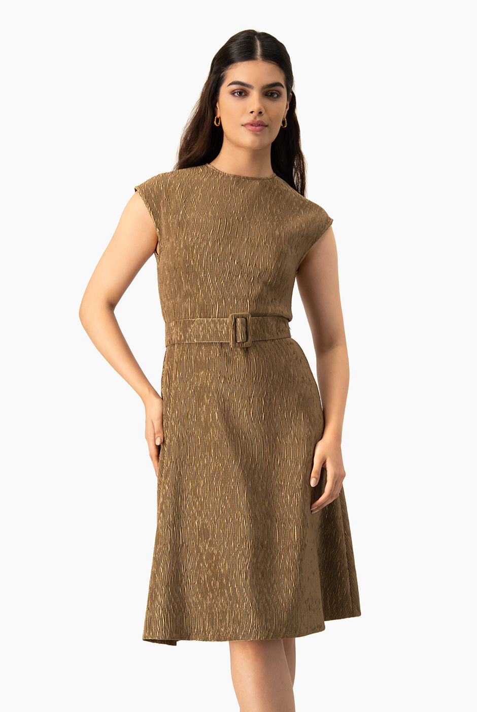 Vestido midi plisado dorado con cinturón y hombro caído