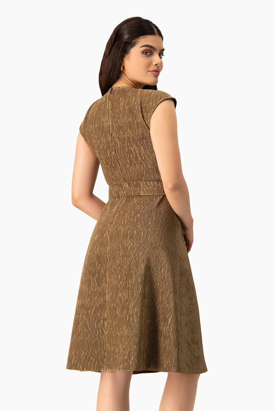 Vestido midi plisado dorado con cinturón y hombro caído