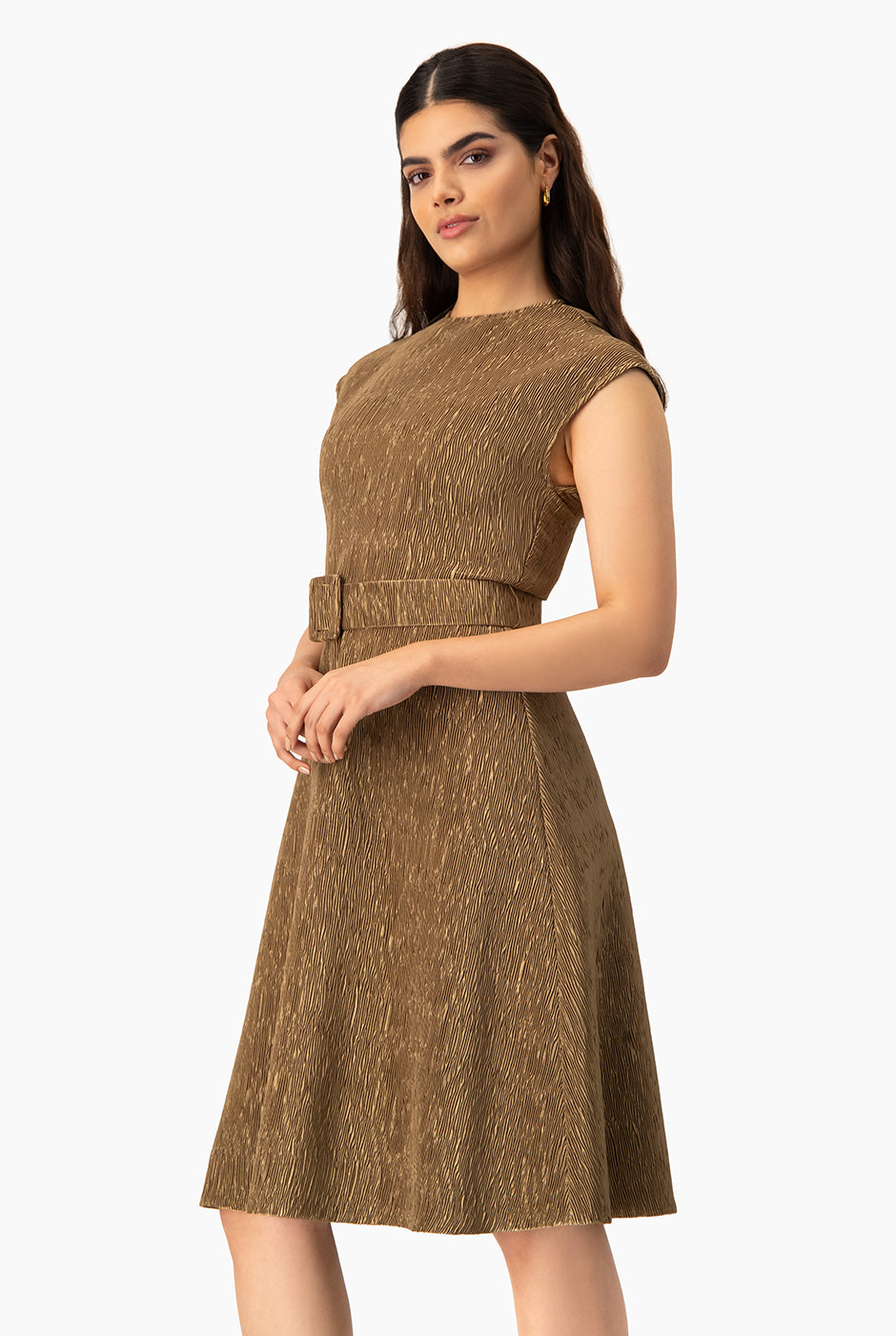 Vestido midi plisado dorado con cinturón y hombro caído