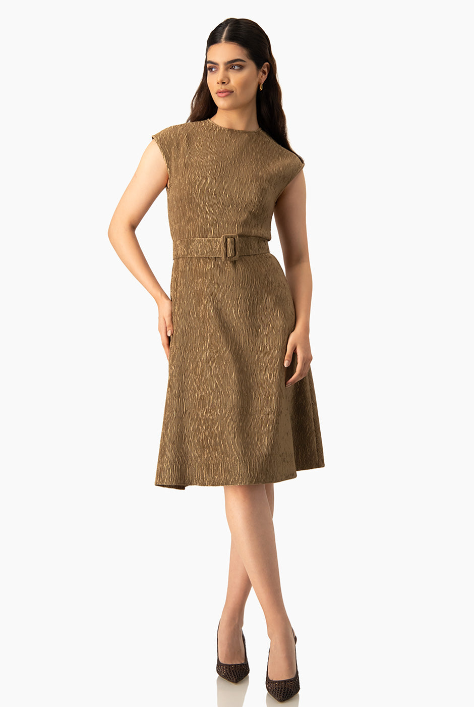 Vestido midi plisado dorado con cinturón y hombro caído