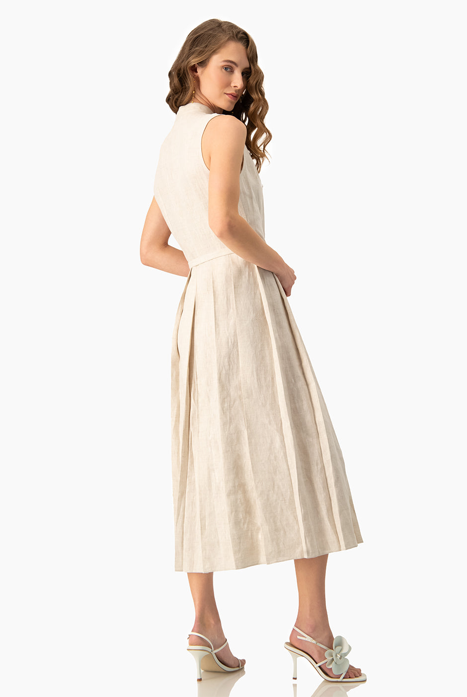 Vestido midi arena sin mangas con botones y cinturón