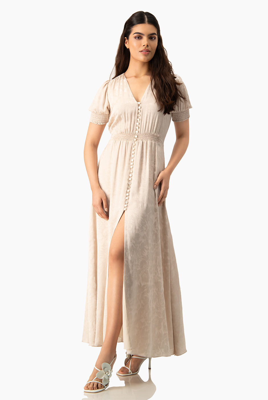Vestido largo beige con escote en V y detalle de smock