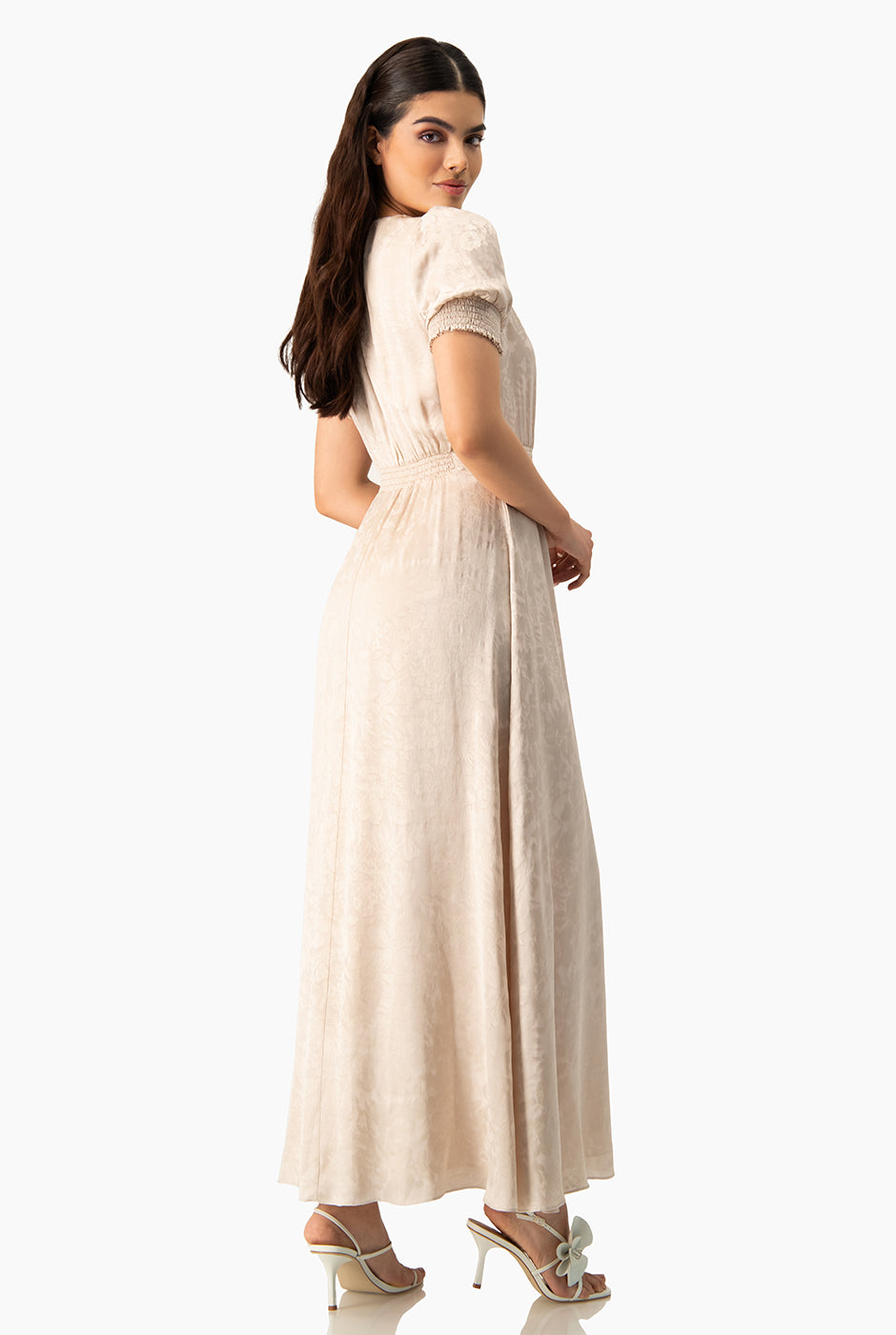 Vestido largo beige con escote en V y detalle de smock