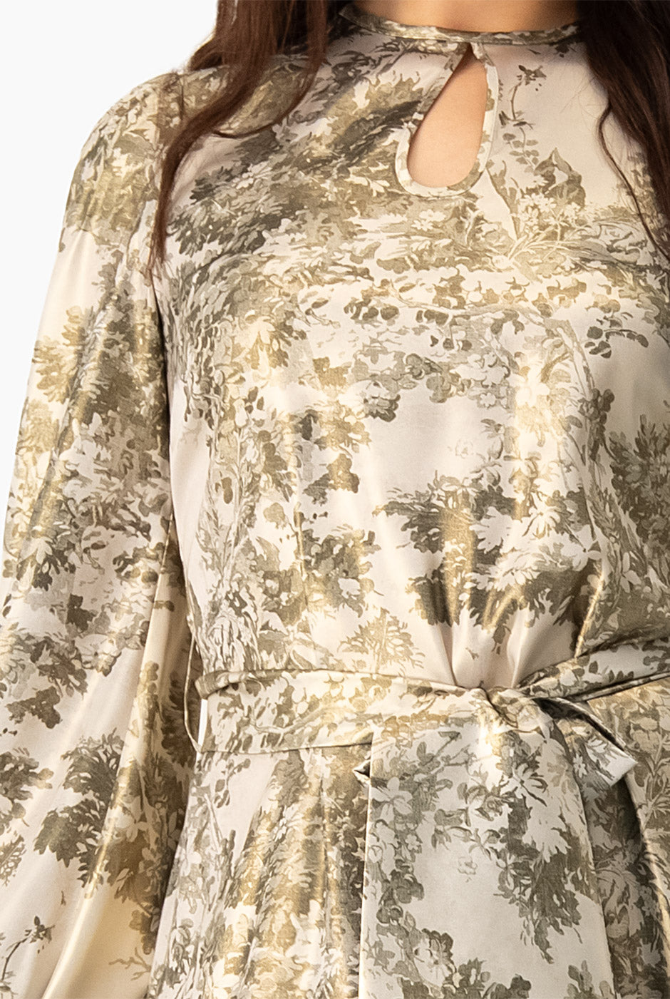 Vestido largo verde olivo con estampado floral y escote de gota