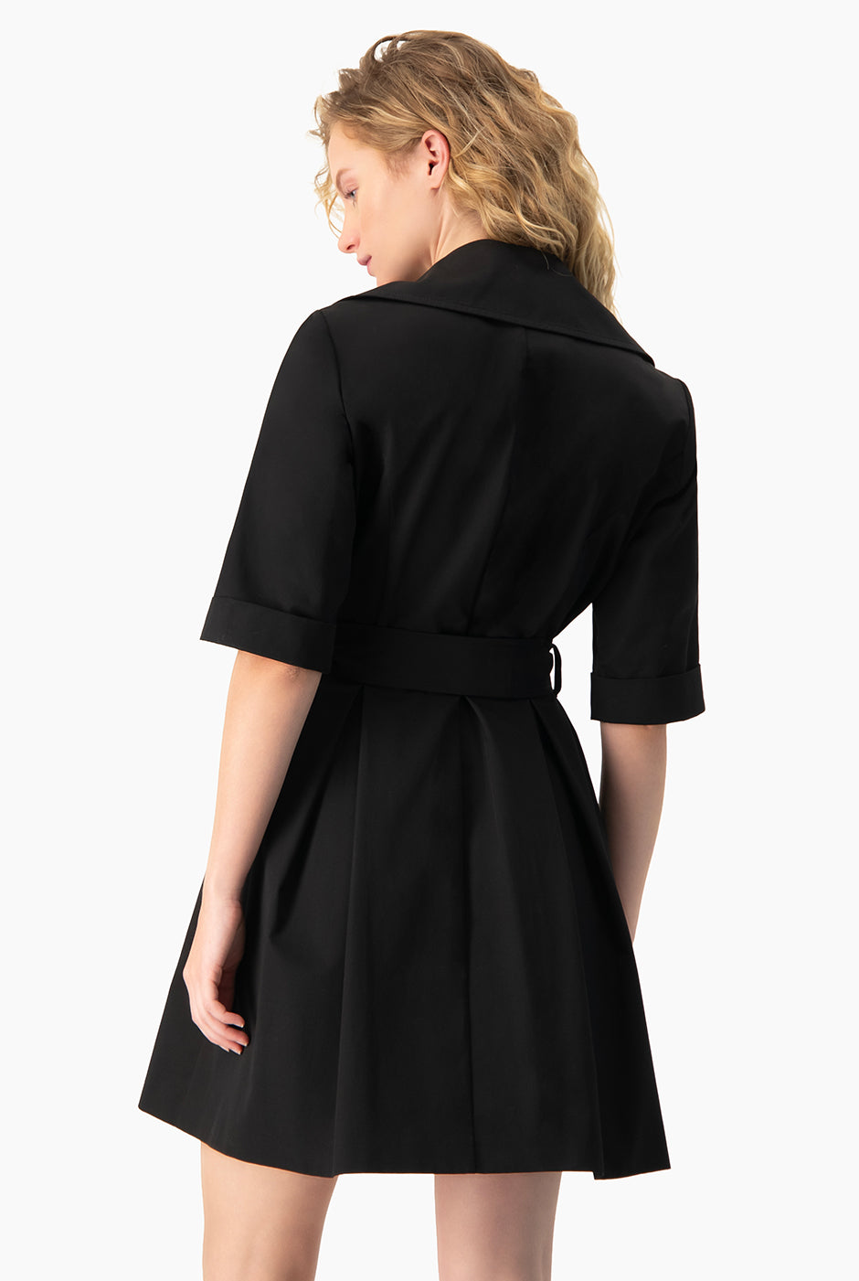 Vestido corto cruzado negro con cinta y solapas