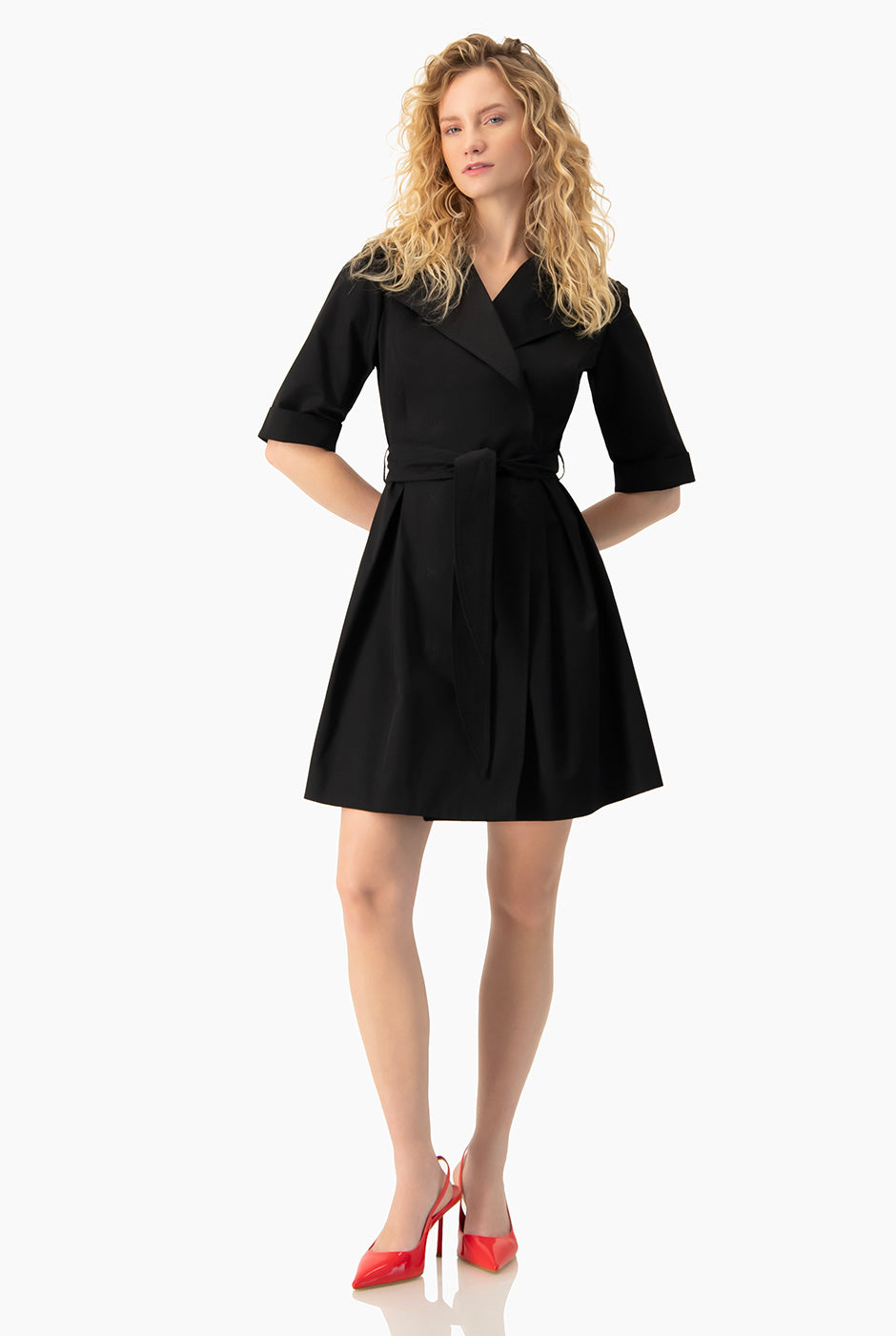 Vestido corto cruzado negro con cinta y solapas