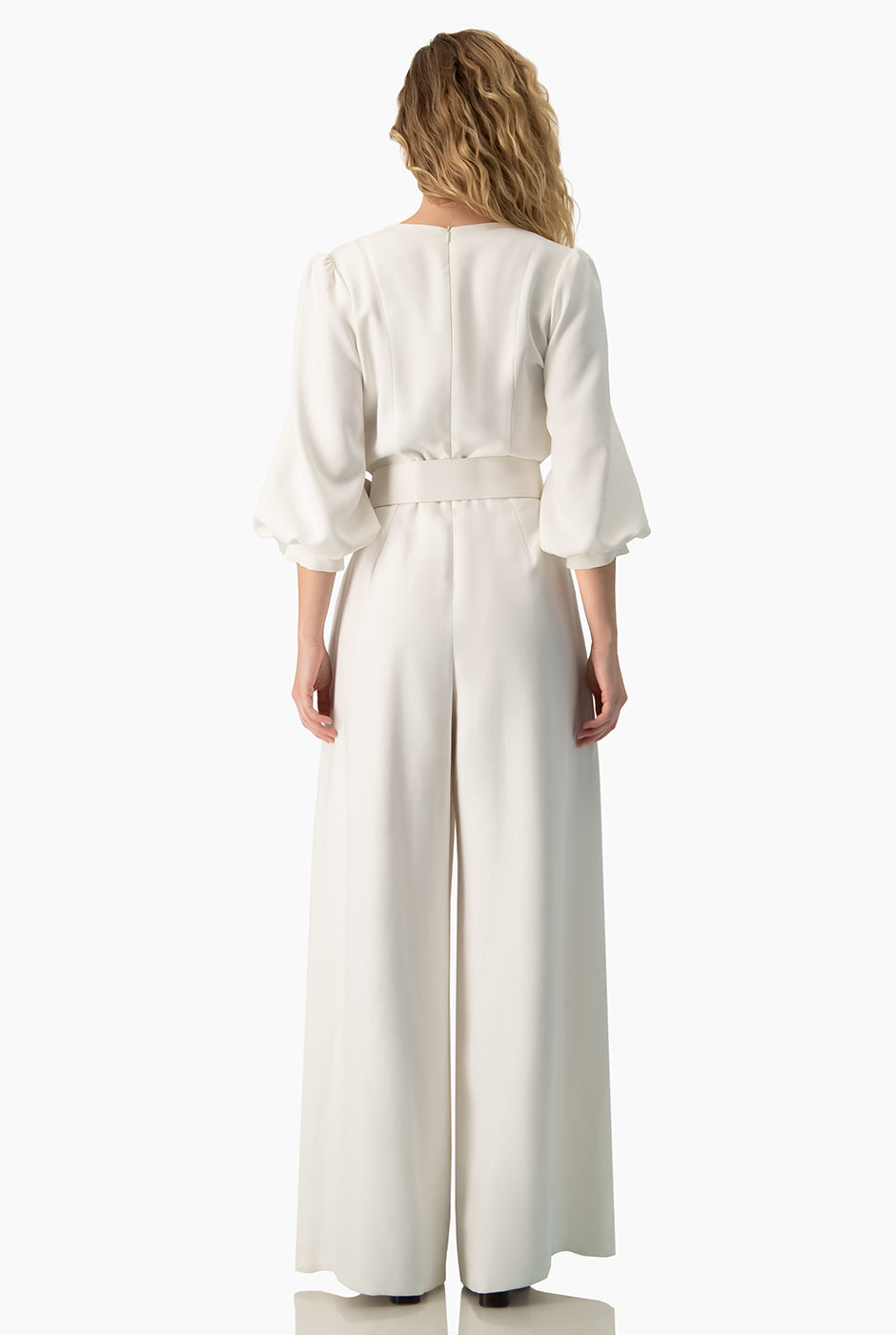 Jumpsuit blanco con cinturón y mangas globo