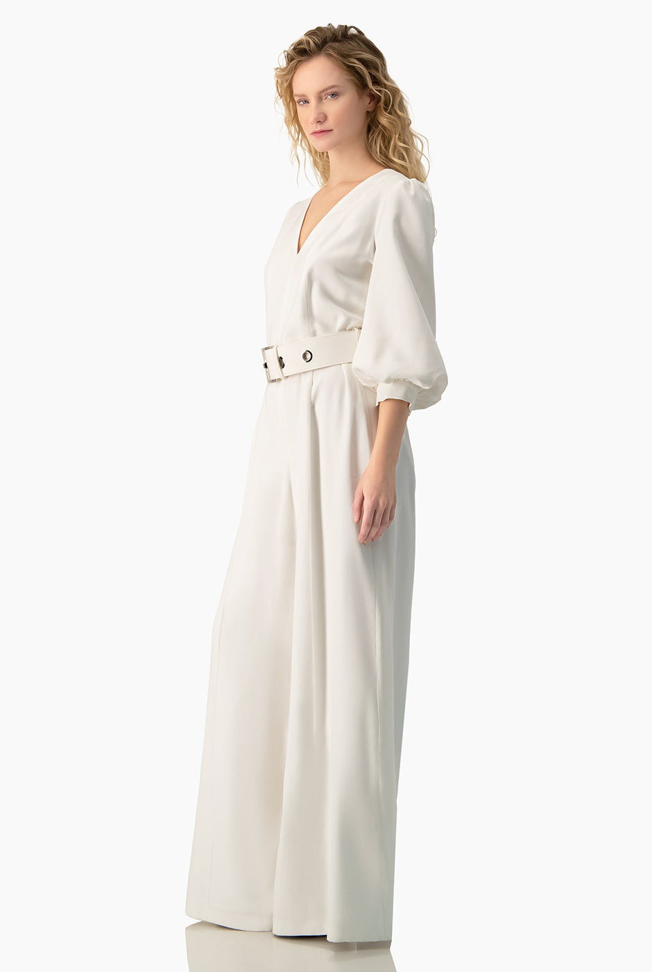 Jumpsuit blanco con cinturón y mangas globo