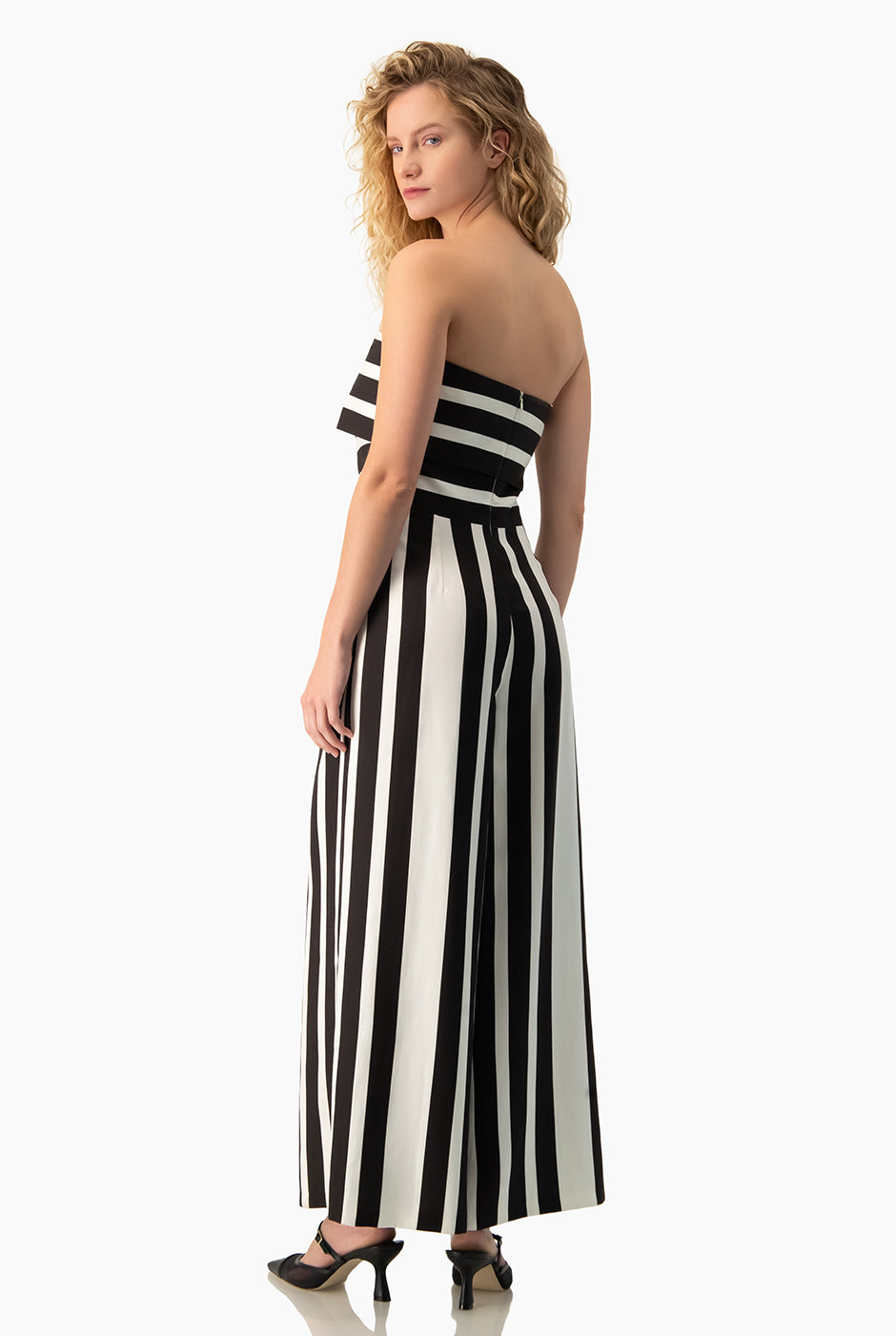 Jumpsuit negro sin mangas de pierna ancha con rayas