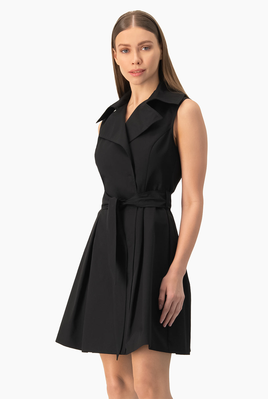 Vestido negro corto sin mangas con cinturón y cuello solapa