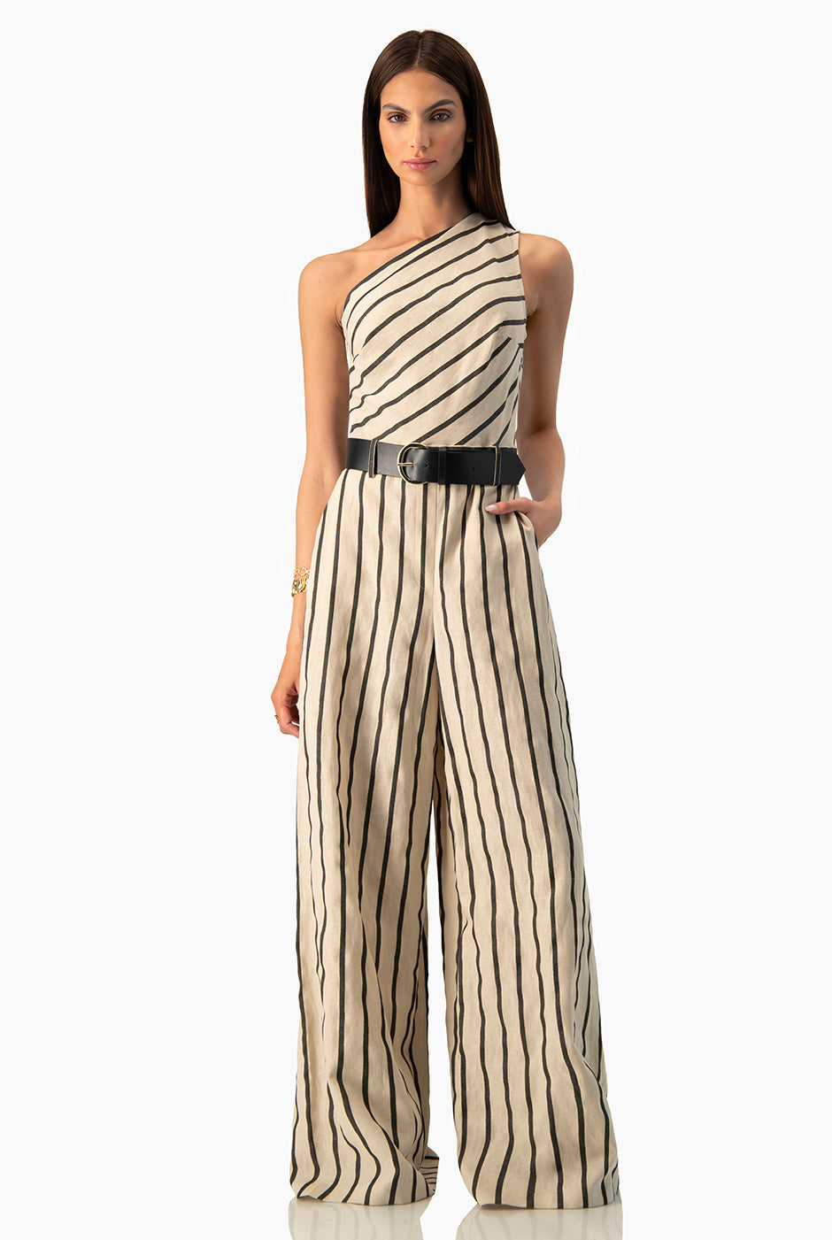 Jumpsuit Ivonne rayado beige, un hombro, cinturón negro