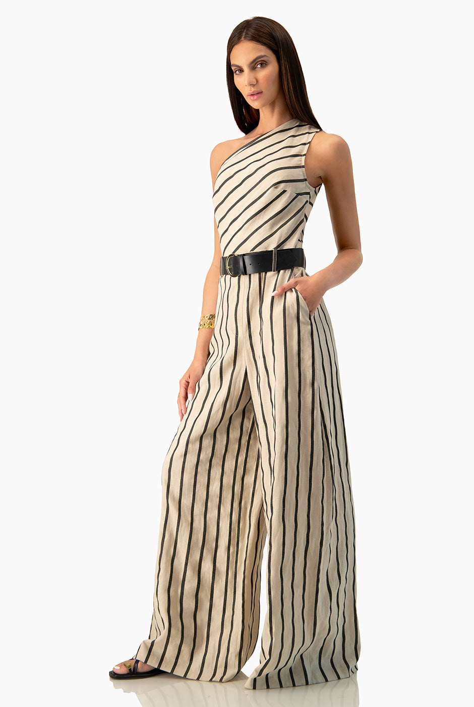 Jumpsuit Ivonne rayado beige, un hombro, cinturón negro
