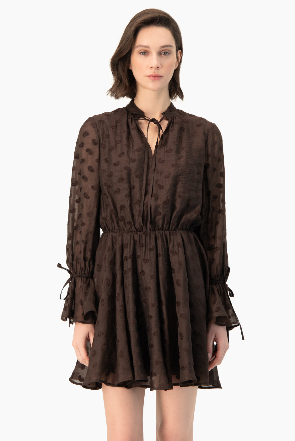 Vestido Ivonne corto café con escote en V y lazo