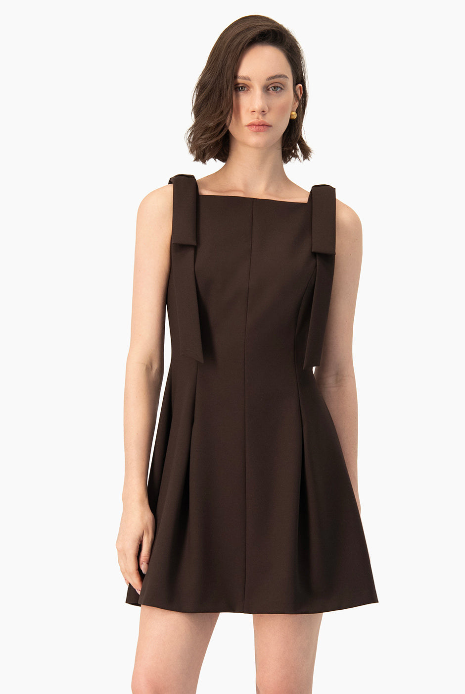Vestido Ivonne corto café con cintas en los hombros