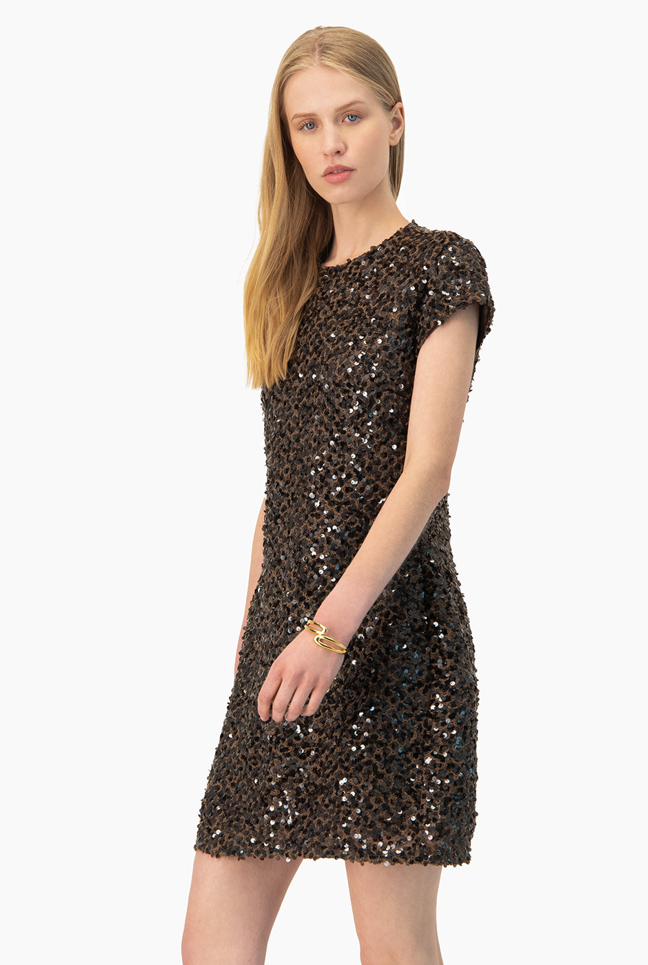 Vestido Ivonne corto café con lentejuelas y cuello redondo