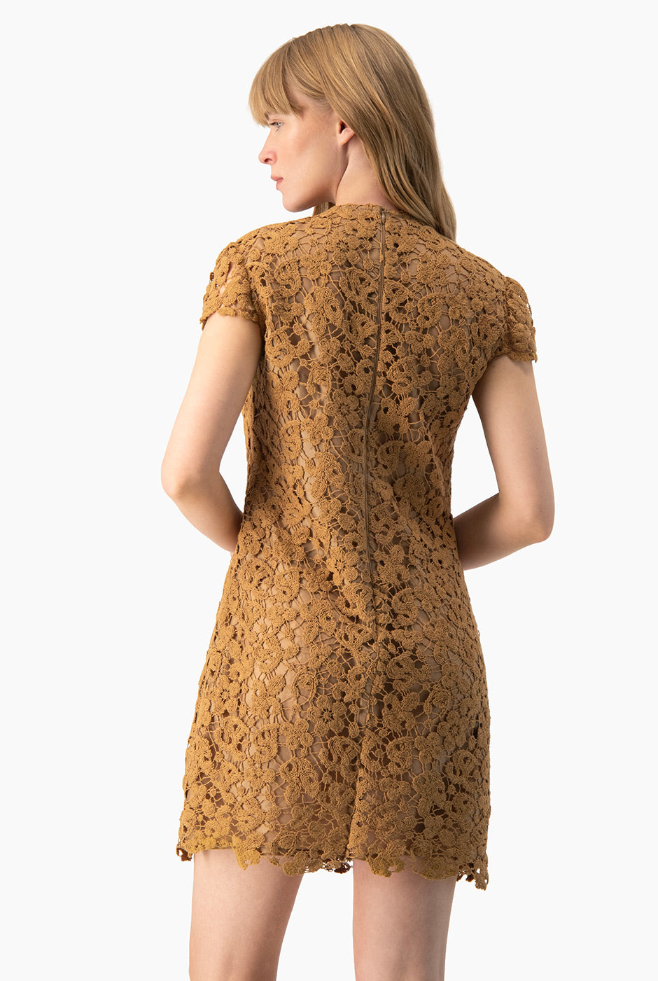 Vestido corto Ivonne café con encaje floral y mangas cortas