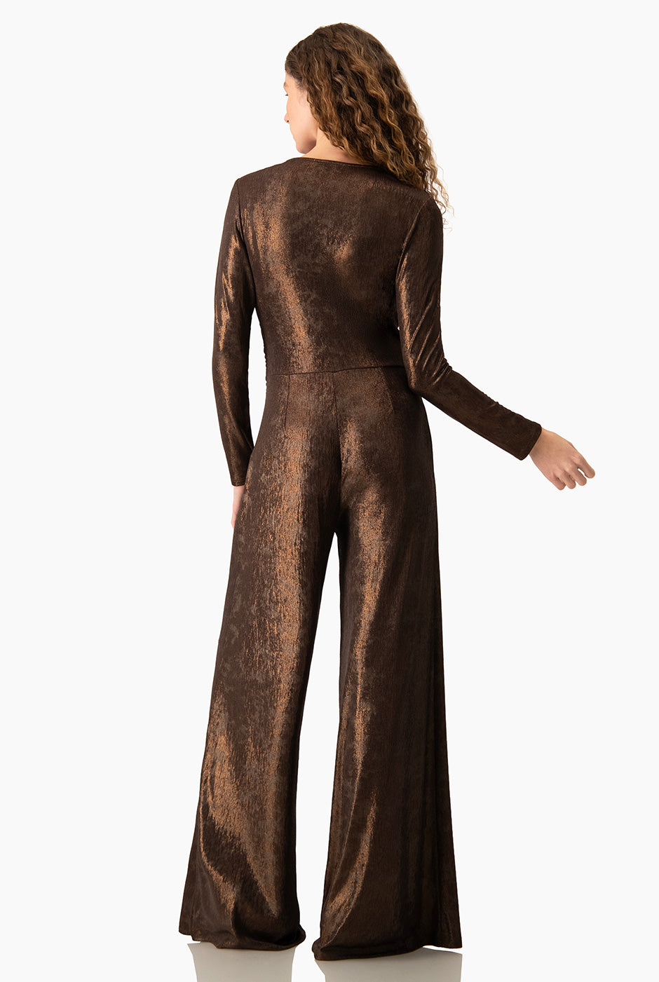 Jumpsuit Ivonne cruzado café con escote en V y mangas largas