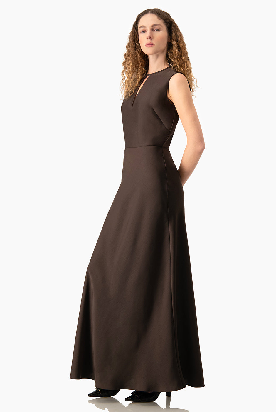 Vestido largo Ivonne sin mangas color café con escote tipo gota