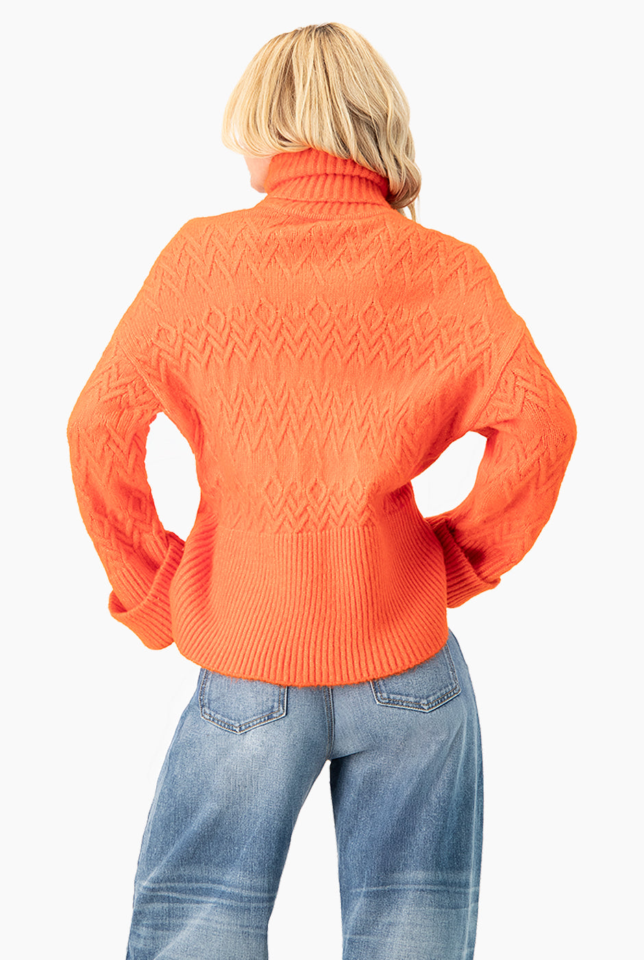Suéter tejido oversized naranja con cuello tortuga y patrón geométrico