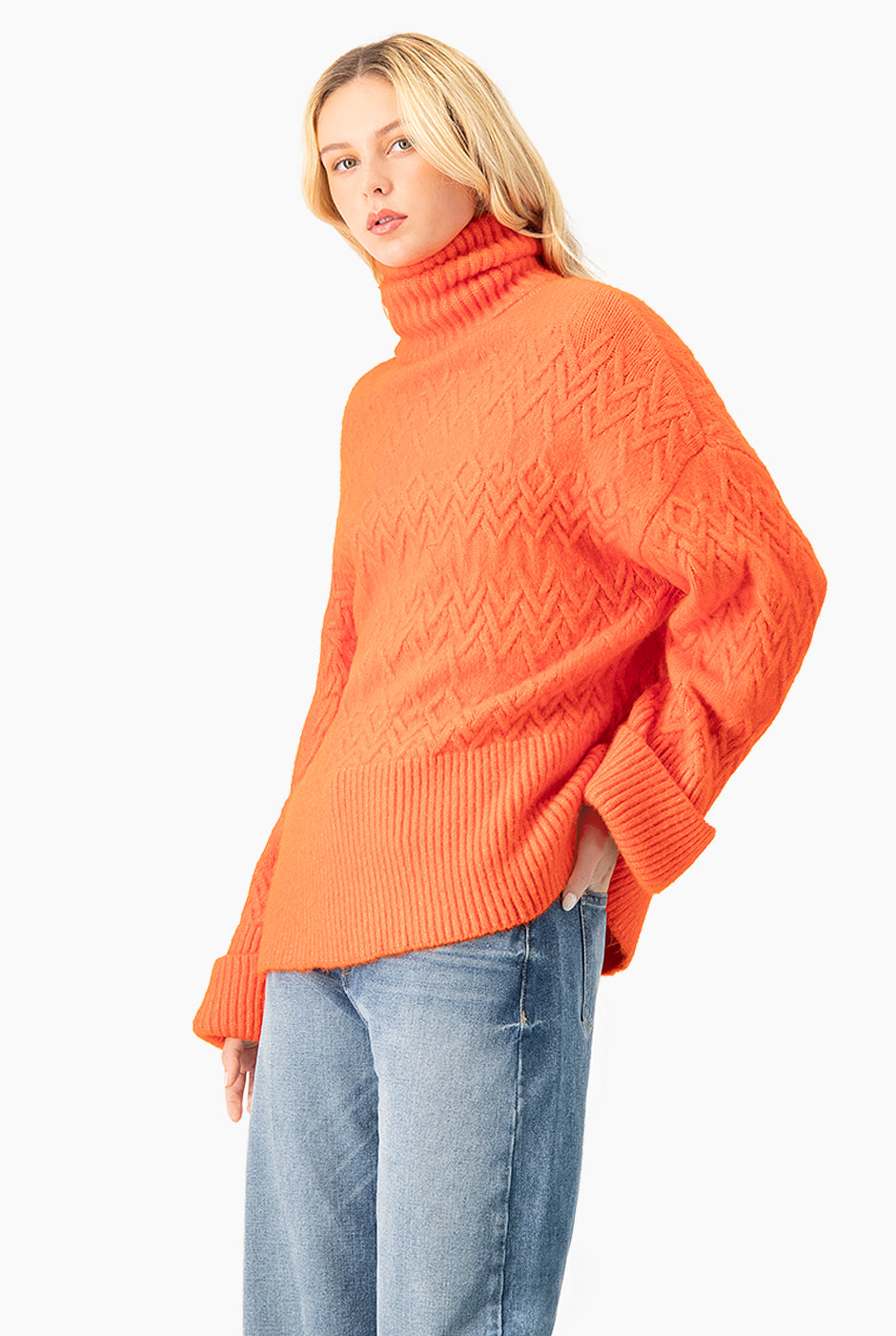Suéter tejido oversized naranja con cuello tortuga y patrón geométrico