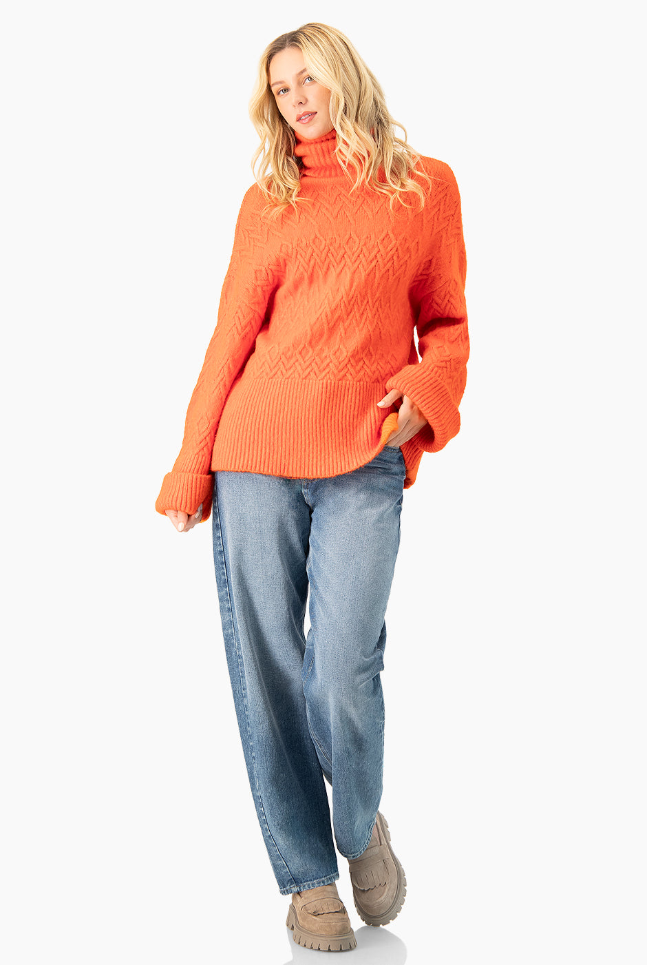 Suéter tejido oversized naranja con cuello tortuga y patrón geométrico