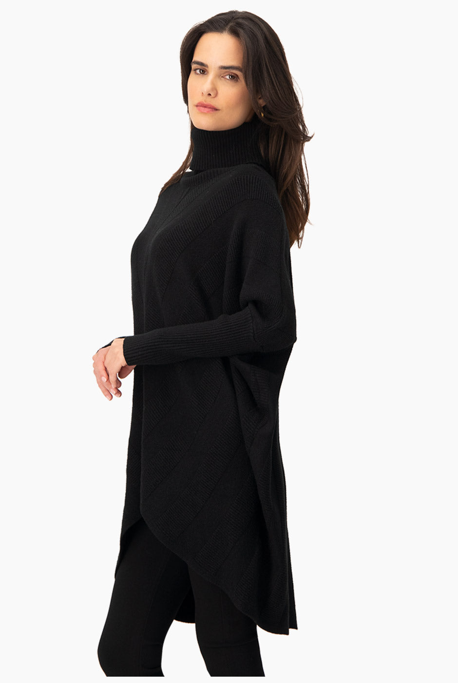 Pullover Maxi V negro con diseño acanalado y cuello alto