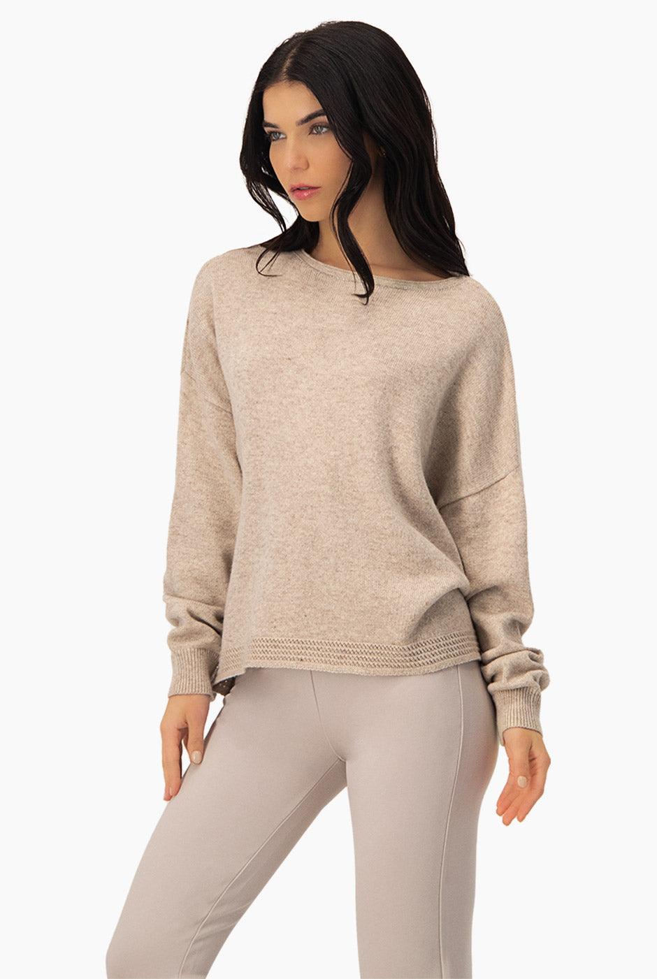 Pullover beige con detalle crochet en ruedo inferior
