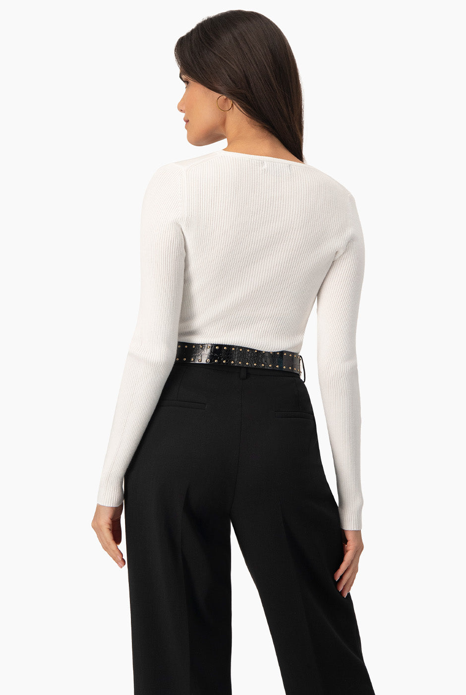 Suéter blanco acanalado con cuello redondo y manga larga