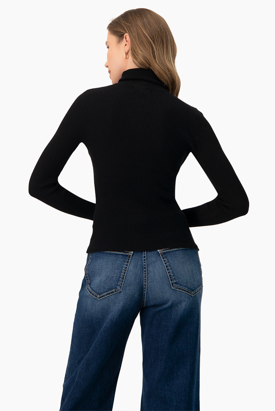 Suéter negro acanalado de cuello alto con mangas largas