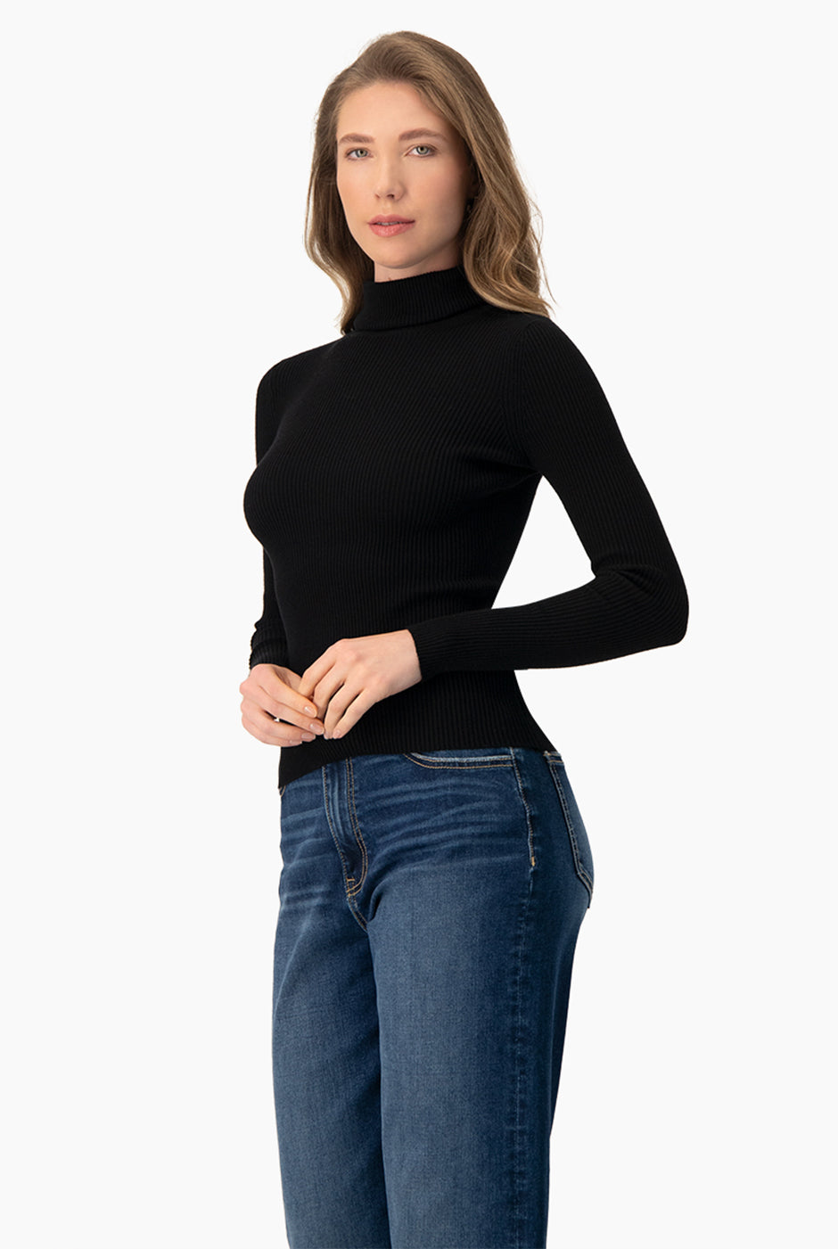 Suéter negro acanalado de cuello alto con mangas largas