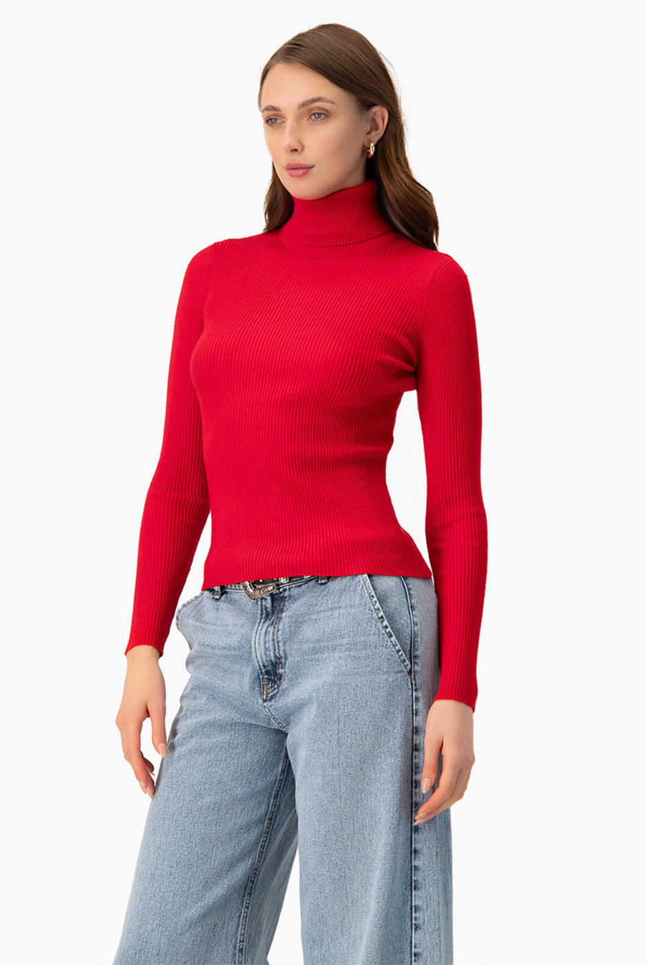 Suéter acanalado rojo con cuello alto y mangas largas