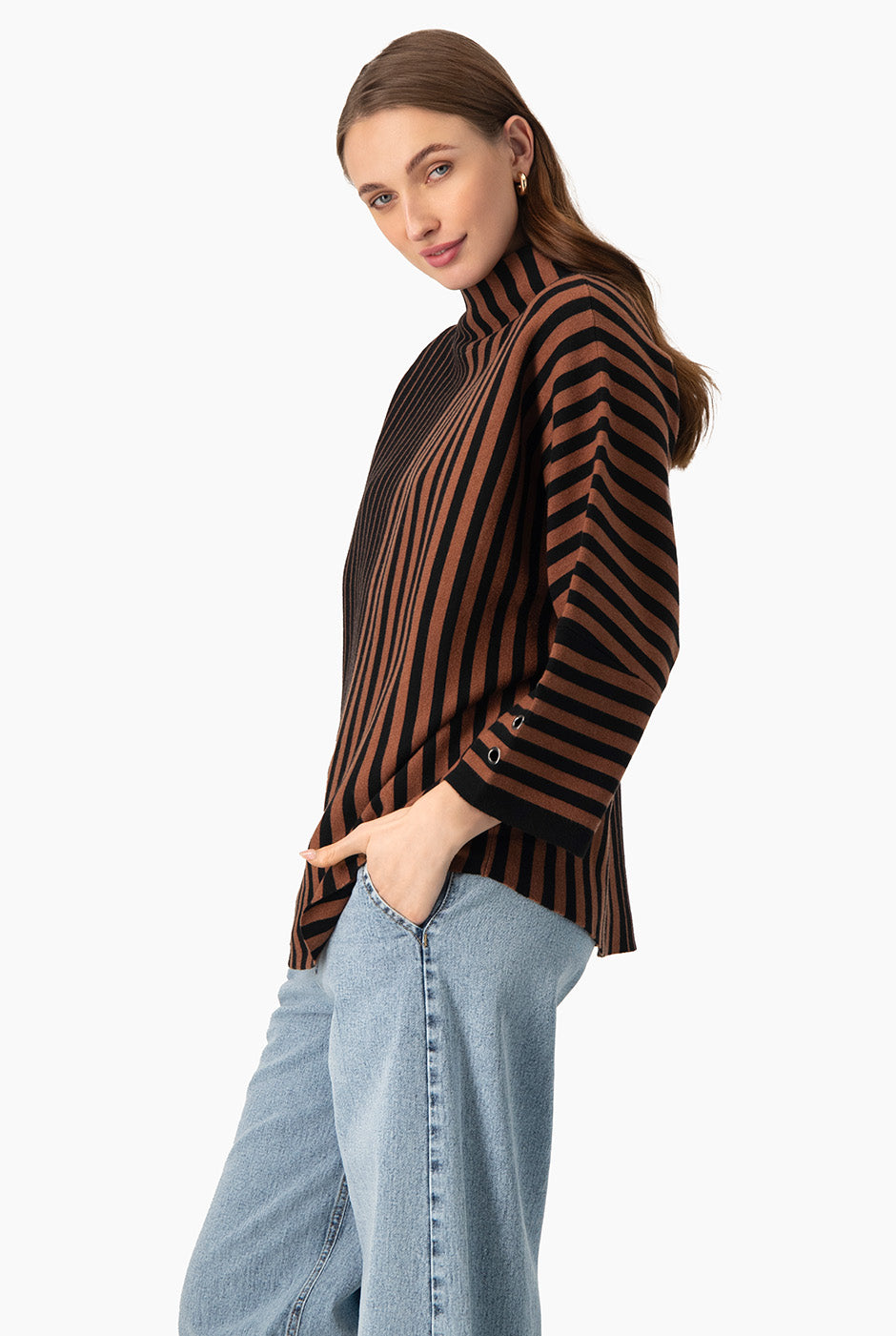 Maxi Pullover Rayas Café con Cuello Alto y Botones