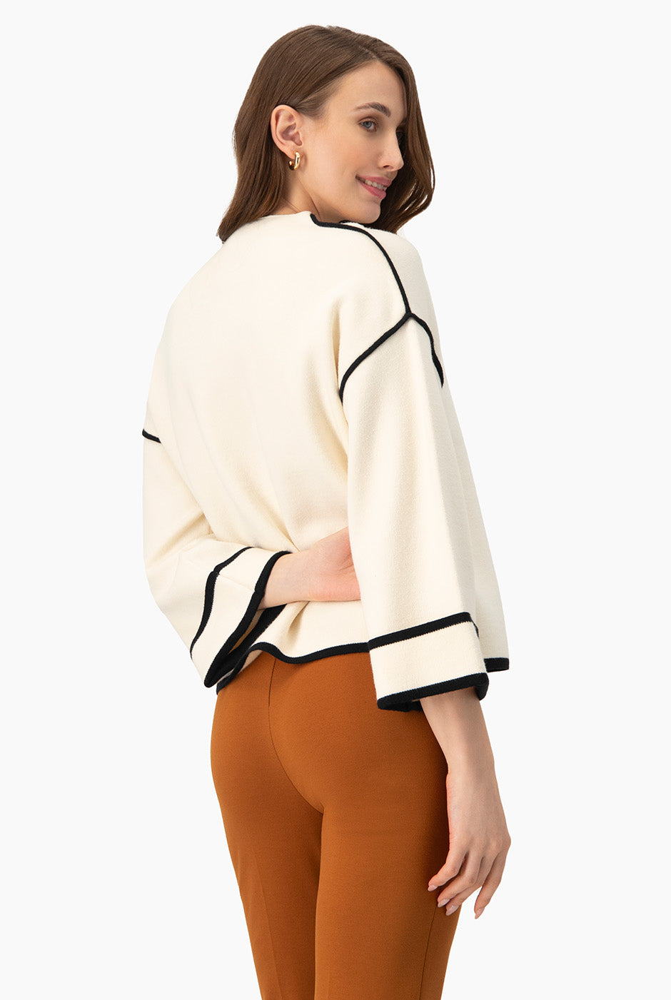 Pullover hueso con ribetes en contraste y cuello alto